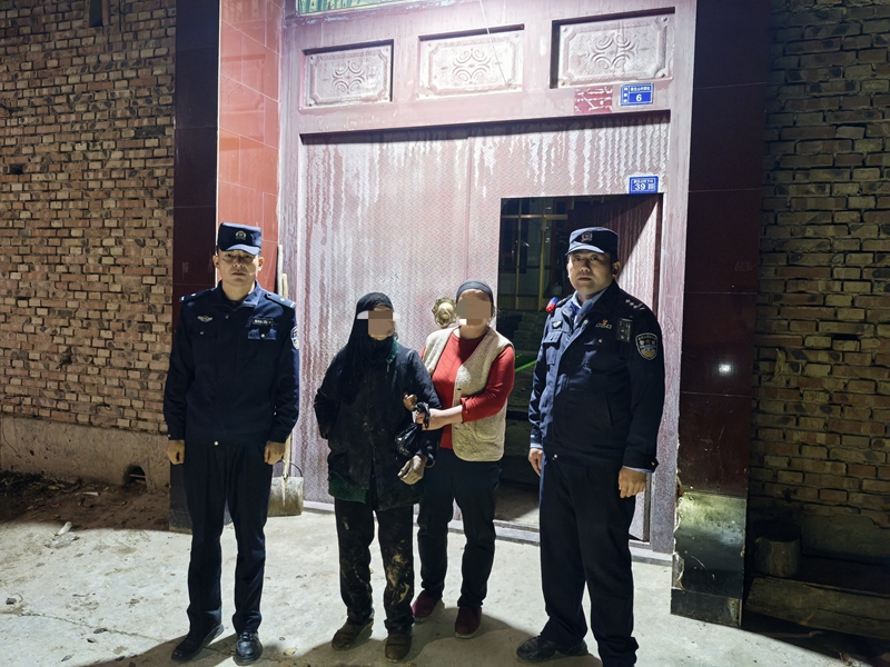 黑夜中予光、秋凉时送暖!面对无助的群众,他们用“警蓝”的热血担当,写下“为民”的生动注脚